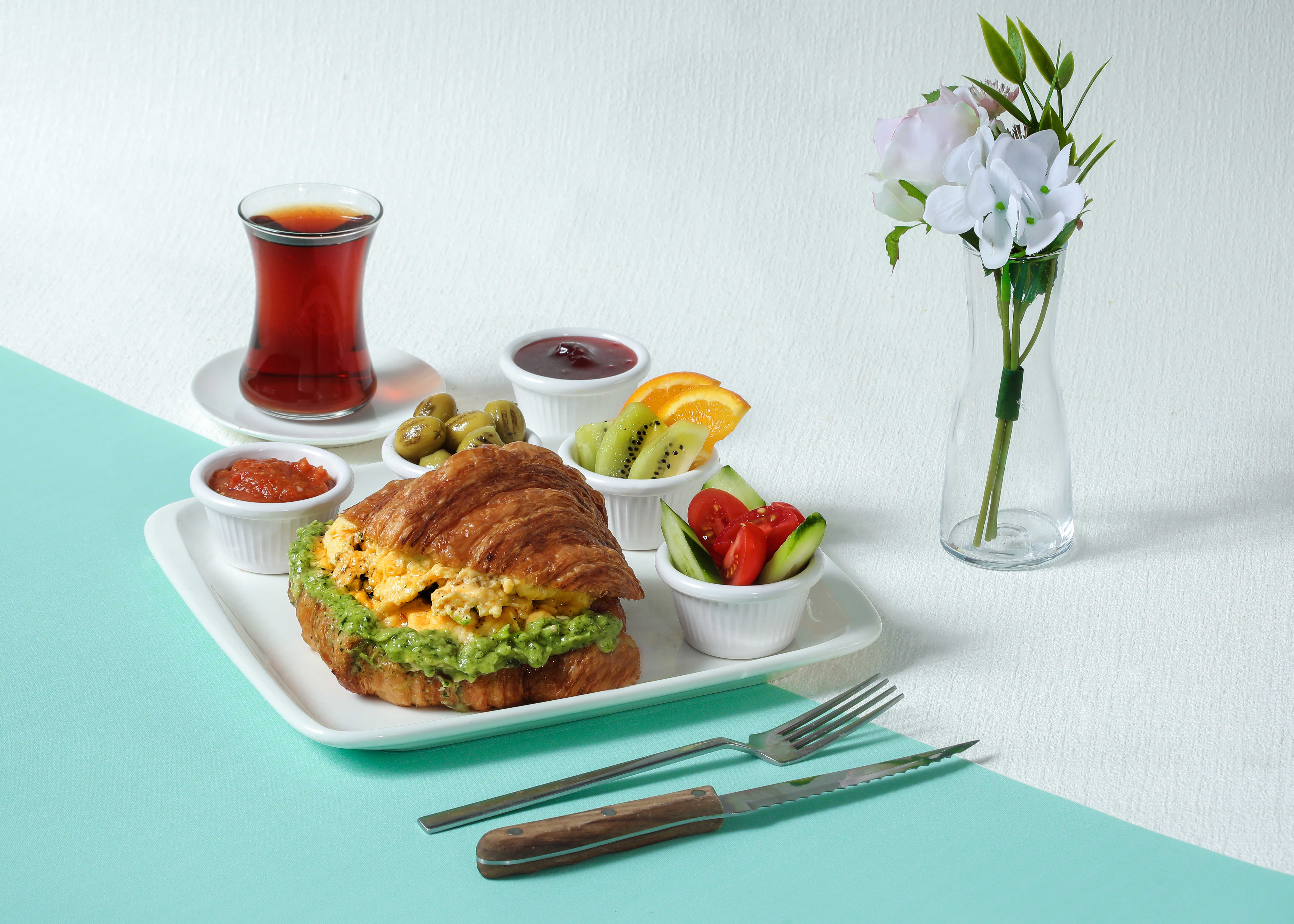 Avokado ve Çırpılmış Yumurta/Avocado and Scrambled Egg